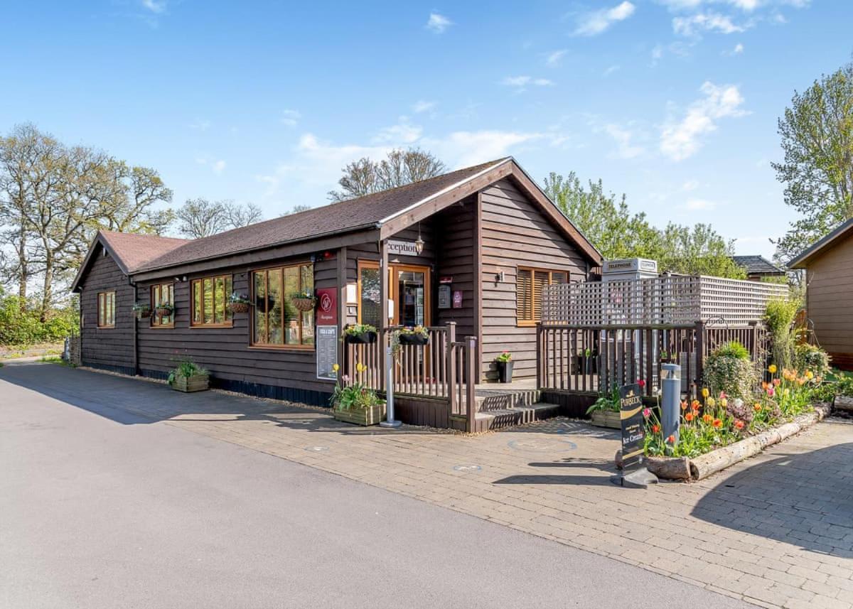 Wareham Forest Lodge Retreat Lytchett Minster Extérieur photo